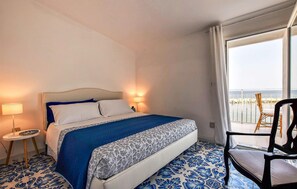 2 bedrooms, travel crib, free WiFi - Amazing home in Trappeto with WiFi (Trappeto)