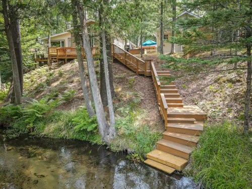 Riverside Retreat: Beautiful River Views & Pet Friendly