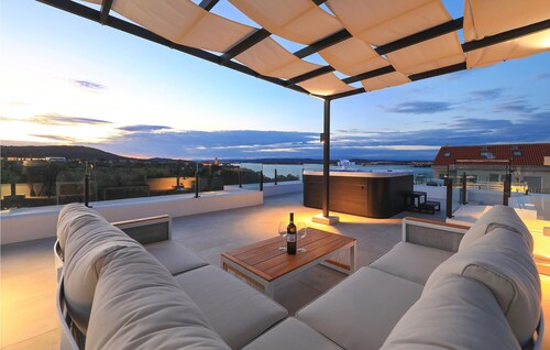 Beach front home in Pasman