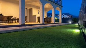 Área externa coberta com assentos e vista para a paisagem ao redor.