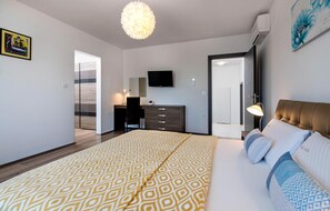 2 bedrooms, iron/ironing board, travel crib, free WiFi