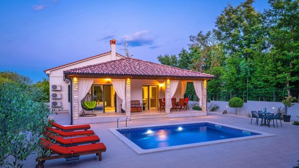 A house with a swimming pool, outdoor seating, and a covered patio. - Pet friendly home in Barban (Barban)