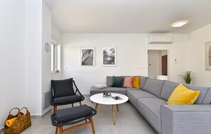 TV, table football - Gorgeous home in Peroj (Peroj)