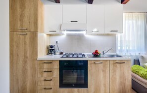 Kühlschrank, Ofen, Herdplatte, Wasserkocher mit Kaffee-/Teezubehör
