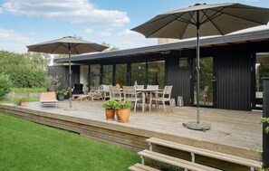 Outdoor dining - Awesome home in Odder with WiFi (Odder)