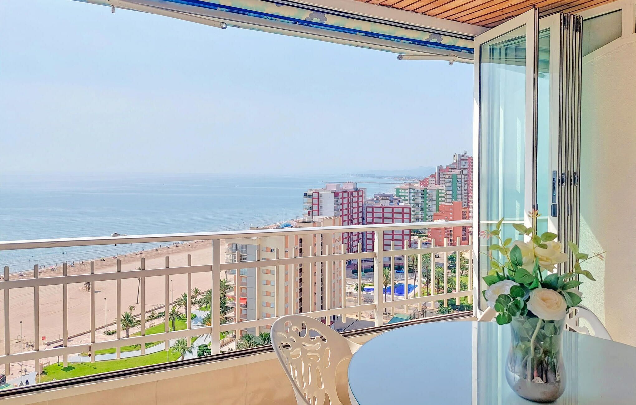 Un balcon avec vue sur la mer et les bâtiments.