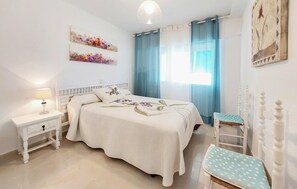 1 dormitori, planxa i posts de planxar i roba de llit 
