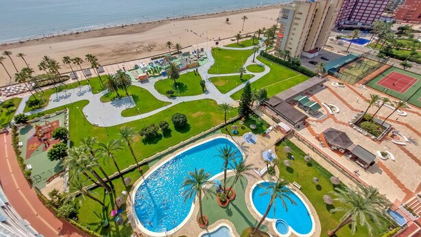 A resort with a large pool area, a beach, and a tennis court. - 1 bedroom lovely apartment in Cullera (Cullera)