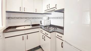 Fridge, coffee/tea maker