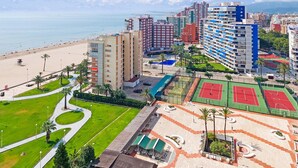 A coastal urban area with a beach, a tennis court, and a parking lot. - 1 bedroom lovely apartment in Cullera (Cullera)
