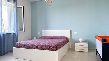 2 habitaciones, tabla de planchar con plancha y cuna de viaje
