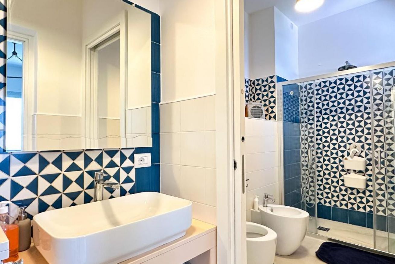 Regadera, secadora de cabello, bidet, toallas 