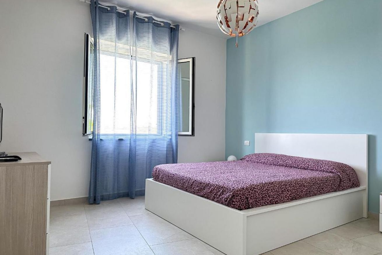 2 quartos, ferros/tábuas de passar roupa, berço de viagem