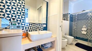 Regadera, secadora de cabello, bidet, toallas