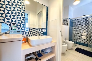 Doccia, asciugacapelli, bidet, asciugamani