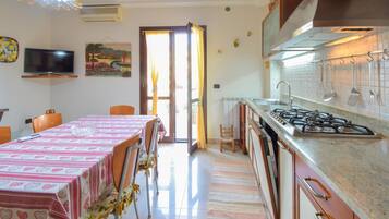 Frigorifero, piano cottura, lavastoviglie