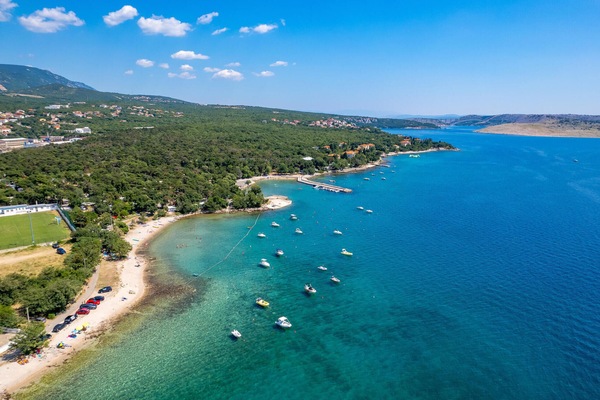 Una spiaggia nelle vicinanze