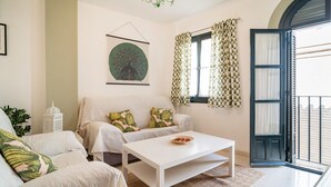 Een moderne woonkamer met een bank, een salontafel en een schilderij aan de muur.