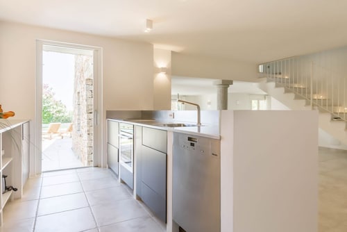 VILLA MANDORLO 500 meters from the sea, with garden, private pool, and sea view
