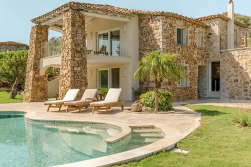 VILLA MANDORLO 500 meters from the sea, with garden, private pool, and sea view