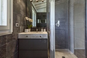 Dusche, Haartrockner, Bidet, Handtücher