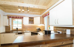 Køleskab, kogeplade, opvaskemaskine, kaffe-/temaskine