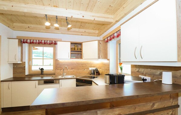 ثلاجة، موقد طهي مسطح، غسالة أطباق، ماكينة لصنع القهوة/الشاي