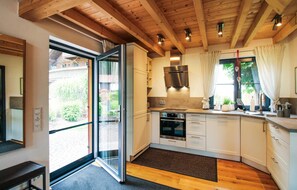 Fridge, microwave, stovetop, dishwasher - Nice home in Dietmannsried with WiFi (Dietmannsried)