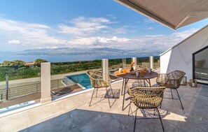 Outdoor dining - Awesome home in Splitska- Supetar (Splitska- Supetar)