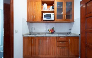 Fridge, stovetop, coffee/tea maker, cookware/dishes/utensils