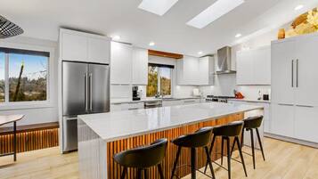 Køleskab, mikrobølgeovn, ovn, kogeplade