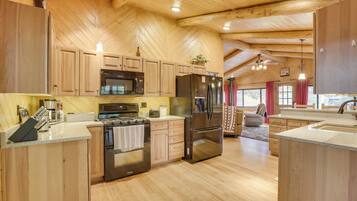 Fridge, microwave, stovetop, dishwasher