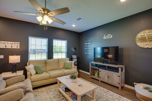 TV, DVD player, video library - Madill Vacation Rental w/ Grill: Near Lake Texoma! (Madill)