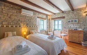 5 bedrooms, free WiFi, bed sheets