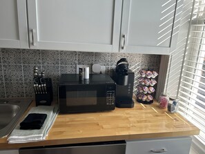 冷蔵庫、電子レンジ、食器洗い機、コーヒー / ティーメーカー