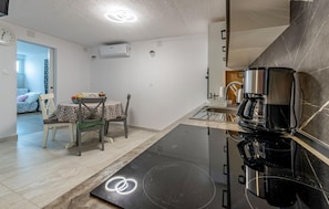 Geladeira, micro-ondas, fogão, cooktop