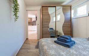2 habitaciones, cuna de viaje, wifi gratis y ropa de cama
