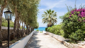 A paved pathway lined with trees and street lamps, leading to a beach with a clear view of the sea. - 3 bedroom amazing home in Parghelia -VV- (Parghelia -VV-)