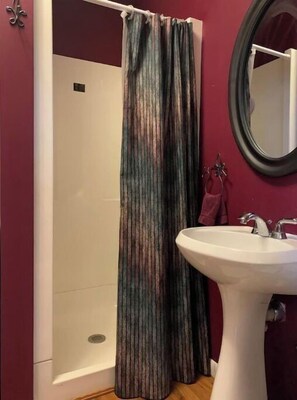 Douche, séchoir à cheveux, serviettes fournies, savon