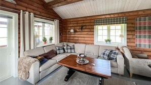 Un salón acogedor con sofá, una mesa de centro y chimenea.