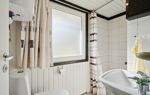 Shower - Nice home in Højslev with kitchen (Højslev)