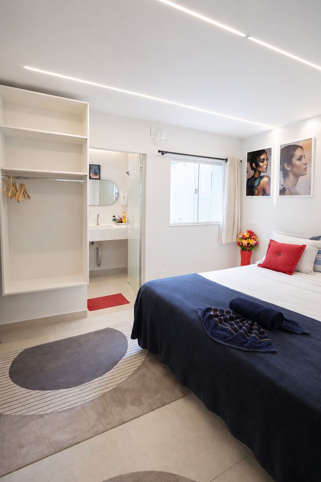 Cortinas opacas, wifi gratis, ropa de cama
