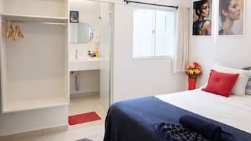 Cortinas opacas, wifi gratis, ropa de cama