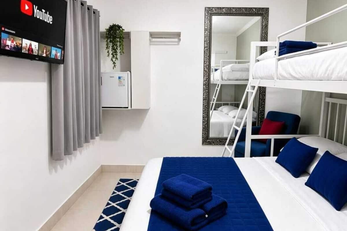 Ropa de cama de alta calidad, cortinas blackout y wifi gratis