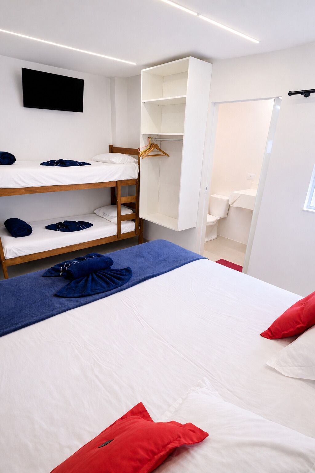 Cortinas opacas, wifi gratis, ropa de cama