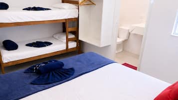 Cortinas opacas, wifi gratis, ropa de cama