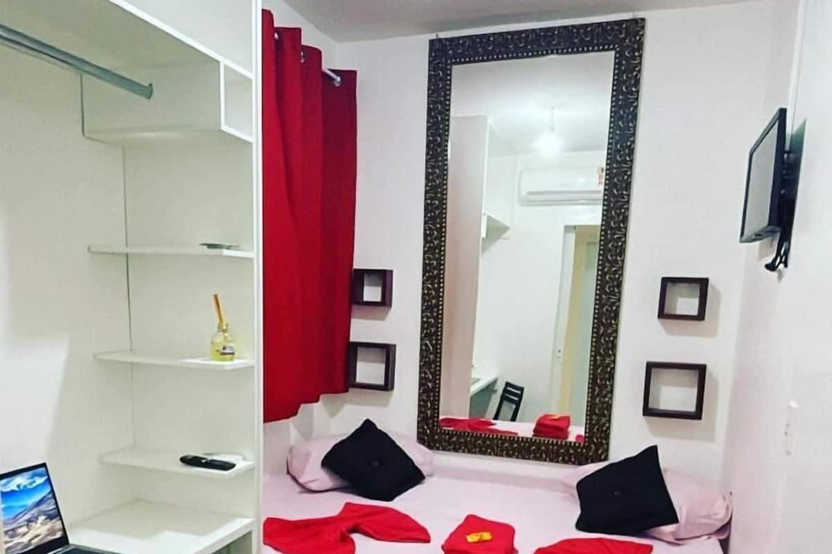 1 bedroom, blackout drapes, free WiFi, bed sheets
