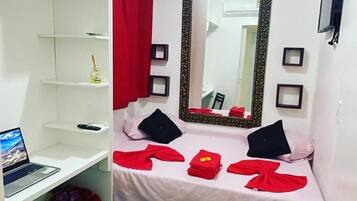 Habitación económica | 1 habitación, cortinas blackout, wifi gratis y ropa de cama