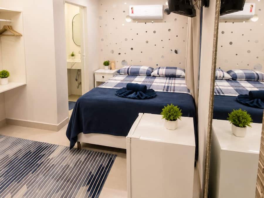 Cortinas blackout, wifi gratis y ropa de cama