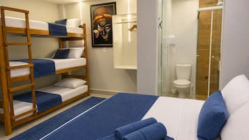 Cortinas opacas, wifi gratis, ropa de cama